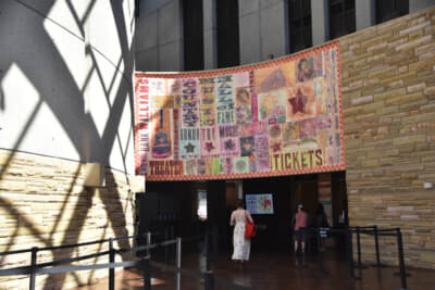 チケット売り場を飾るアート作品