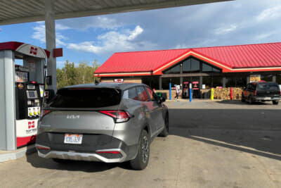 ガソリンスタンドには冬に備えて薪が積んである