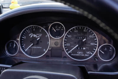 ユーノス ロードスター：スピードメーターパネルも、マイル表記の北米仕様のものに変更。35年間の所有で実走行距離は現在49万5000kmだそうだ