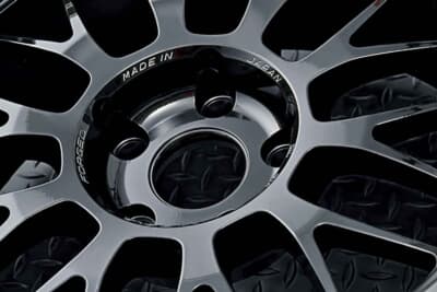 RAYS VOLK RACING 21A：天面は細身に見せながら、断面積を確保することで強度、剛性を確保するのは現在の主流。どこから見てもカッコいい！