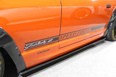 日産 フェアレディZ：サイドステップとサイドフラップも装備。S30型Zの美しいシルエットを損なわないエアロメイクが特徴だ