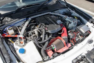 アバルト 124スパイダー：エンジンルームには自身のサーキットやヒルクライムでの経験、あるいは顧客である仲間たちの貴重な意見などを取り入れつつ開発したチューニングパーツも投入