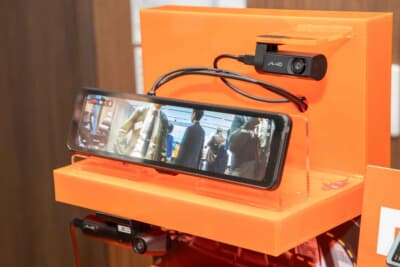 前後3カメラ別体式のミラー型ドライブレコーダーのMiVue ER58