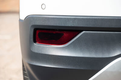 フォルクスワーゲン T-Cross：リアの下部にあるライトにもスモークフィルムを貼って統一感をもたらす