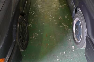 「AMG」専用ホイール。右が後期、左が前期のモデルとなる