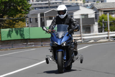 自動補助輪は格納式で、手元に用意されたスイッチでその上げ下げを行う。低速走行で補助輪を下げそのまま停止が可能。発進も同様で、平坦な路面で低速での走行で問題がないことを確認した