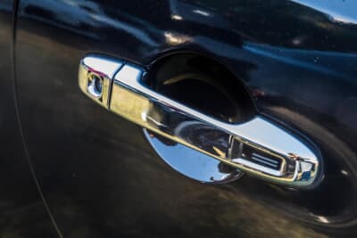 トヨタ86：ドアノブカバーにクロームモデルを装着することで、サイドフォルムのアクセントになっている