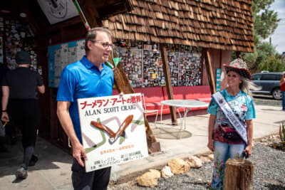 劇中で実際にブーメランを投げる役を演じた、ブーメラン名人のアラン・スコット・クレイグさん