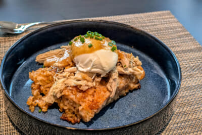 シェフが日本のオムライスをイメージしたという一品。チキンライスの上のポーチドエッグを割っていただいた