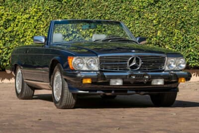 7万8400ドル（邦貨換算約1170万円）で落札されたメルセデス・ベンツ「560SL」（C）Courtesy of RM Sotheby's
