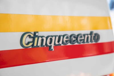 フィアット チンクエチェント トロフェオ：リアハッチには「Cinquecento」のエンブレムが備わる