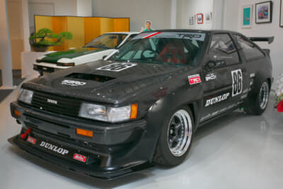 カーボン製ボディの屋圭市氏とAE86型 カローラレビンN2
