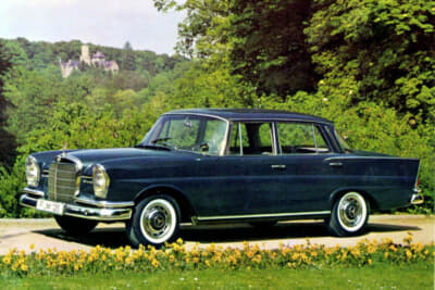 1959年8月に生産を開始したW111／220Sb（通称：羽根ベン）は、前後衝撃吸収式ボディ構造（フルモノコック）と頑丈な客室構造を採用