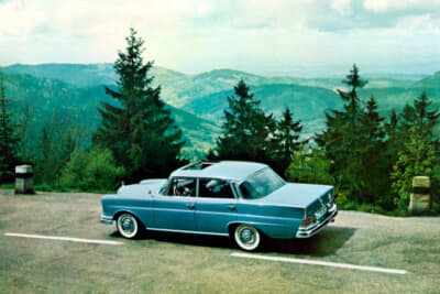 1959年8月に生産を開始したW111／220Sb（通称：羽根ベン）は、前後衝撃吸収式ボディ構造（フルモノコック）と頑丈な客室構造を採用