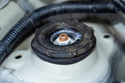 スズキ HA36型 アルト:劣化しやすいフロントダンパーのゴム。また対策していないドライバーは参考にしてみよう