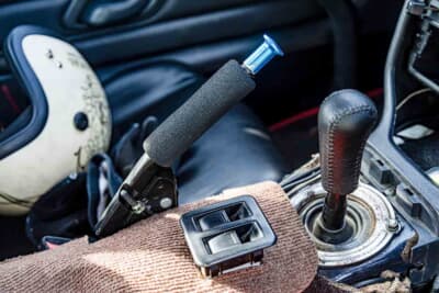 スズキ カプチーノ：サイドブレーキは純正のカバーを取り外し、スポンジとスピンターンノブを装着