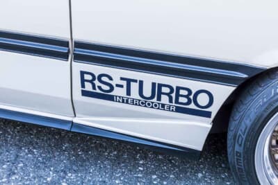 日産R30型 スカイライン 2000ターボインタークーラーRS:「RS ターボ インタークーラー」のロゴがドア後方側面に配される