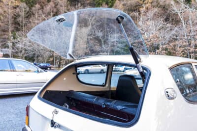 スズキ 4代目 フロンテ：ラゲッジスペースはガラスハッチを開けてアクセスできる仕組み