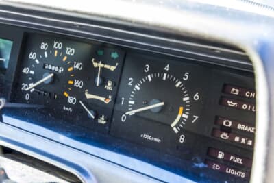 トヨタ 70系 カローラ：タコメーター付きのGT用メーターを移植している