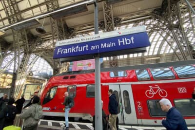 フランクフルト中央駅。高速鉄道ICE（インターシティ エクスプレス）で遅めの卒業旅行風の若い女性を何組か見かけました