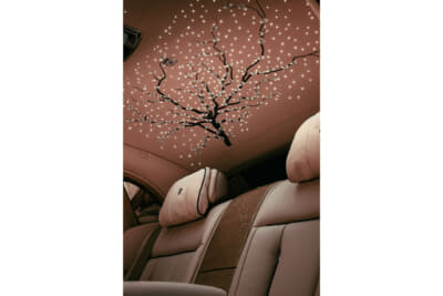 ロールス・ロイス ファントム チェリーブロッサム：花見の木の下に座っているかのような感覚を表現した緻密な刺繍が施されている