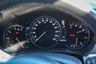 マツダ 3代目 アテンザワゴン:メーターも液晶のヨーロッパ製フルスケールを装着。ただ交換するのではなく、各種機能が正常に使えるようにシステムを作っている