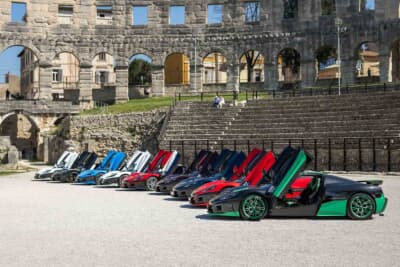 ネヴェーラ トレイルブレイザーズ ツアーで円形闘技場にリマック ネヴェーラが9台集合した