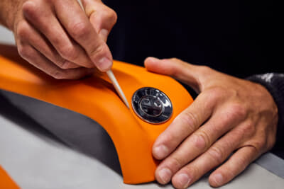 各レザーパーツはその曲線や輪郭に合わせて手作業でコンポーネントに装着される