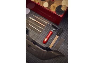 研磨などの作業は熟練の目と安定した手先が求められる