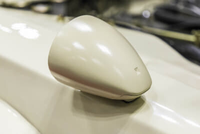 日産スカイラインGT:サイドミラーが装着されている