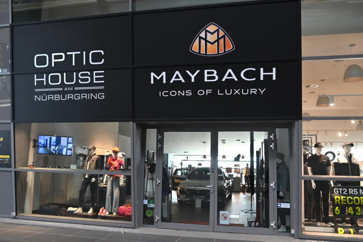ニュルブルクリンクにはあまり関係なさそうなマイバッハのショップがあります