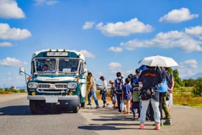 いすゞ BDX30：今回のイベントでは市内で別途開催された「昭和レトロ街×地域おこし協力隊マーケット」の会場とミズベリング三条との間をシャトルバスとして実際に運行した