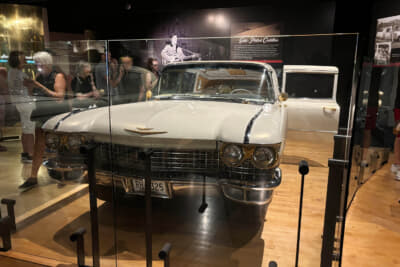 ゴールドを配したエルヴィスの1959年キャデラック