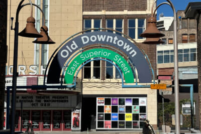 このダウンタウンから徒歩５分のところにボブ・ディランの生家がある