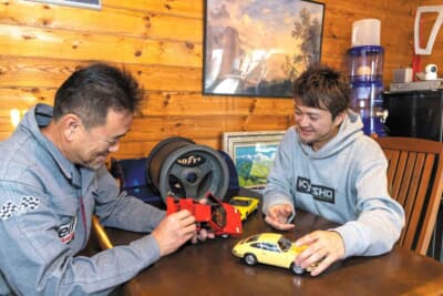 小冊子では、タイレルをイチから製作した綿引さん（写真左）は、ミニカーを趣味として集めるだけでなく仕事にも活用。その理由とは……