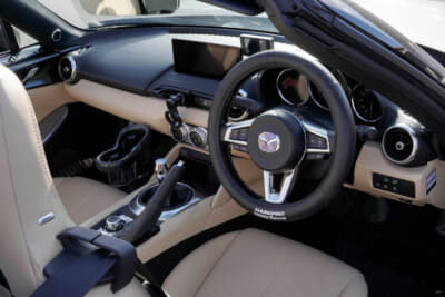 マツダ ND型 ロードスター:インテリアはオリジナル状態で、手に触れるステアリングにはカバーを装着し、シフトノブは好みのデザインのものをセレクト