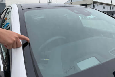 雨樋・レインランネル（溝）を設けて人間工学的に視界を確保するように設計。写真はフロントのレインランネル（溝）。妻谷コレクション。