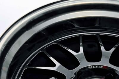 RAYS VOLK RACING 21A：コピーガードの役割もある。スポークは流行りのコンケイブではないが、φ355ローターまでは対応。第2世代Rならば十分なサイズだ