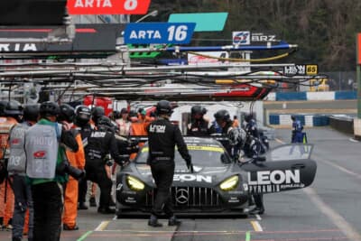 トップを走るLEONは43周を走ってルーティンストップ