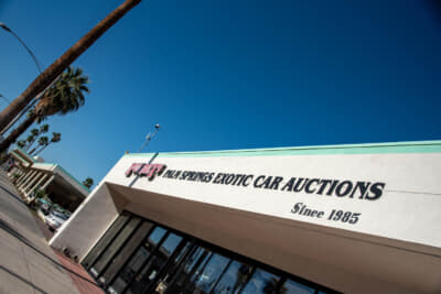 パームスプリングスで見かけたカーショップ。声をかけて覗かせてもらった