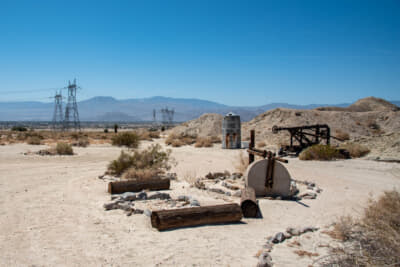 かつて鉱山などで人が生活していた跡も残る