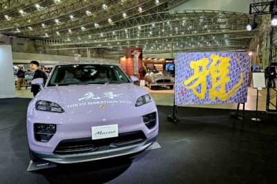 ポルシェ マカン 4エレクトリック:書家/アーティストの岡西佑奈氏によって行われた書道ライブパフォーマンスの完成作品『雅-electric-』も、新型マカンとともに披露された