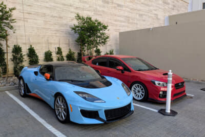 ホテルの駐車場でガルフカラーでコーデしたロータス エヴォーラに遭遇