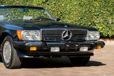 7万8400ドル（邦貨換算約1170万円）で落札されたメルセデス・ベンツ「560SL」（C）Courtesy of RM Sotheby's