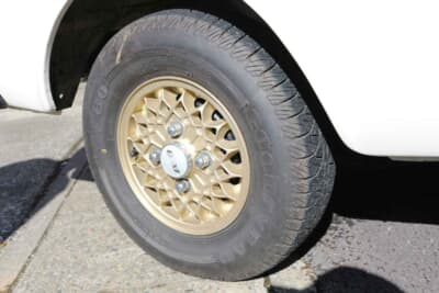 三菱 ミニカ55バン:10インチのタイヤはグッドイヤーで、ゴールドのホイールはエンケイ