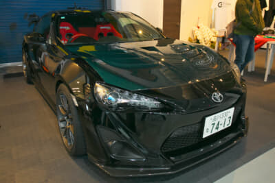 緑のカーボン製ボンネットを装着したトヨタ86