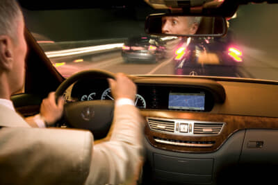 プレセーフを搭載するSクラス／W221。ブレーキアシストプラスとプレセーフを組み合わせることで、差し迫った事故の前から作動する独自の安全システムを装備