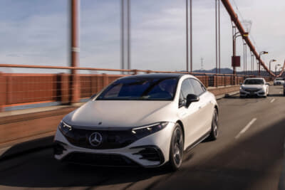 アクティブディスタンスアシスト・ディストロニック（自動再発進機能付）＆アクティブステアリングアシストは、ステアリングに手を添えているだけで、前車との最適な距離を維持しながら、車線もキープしドライバーの疲労を大幅に軽減