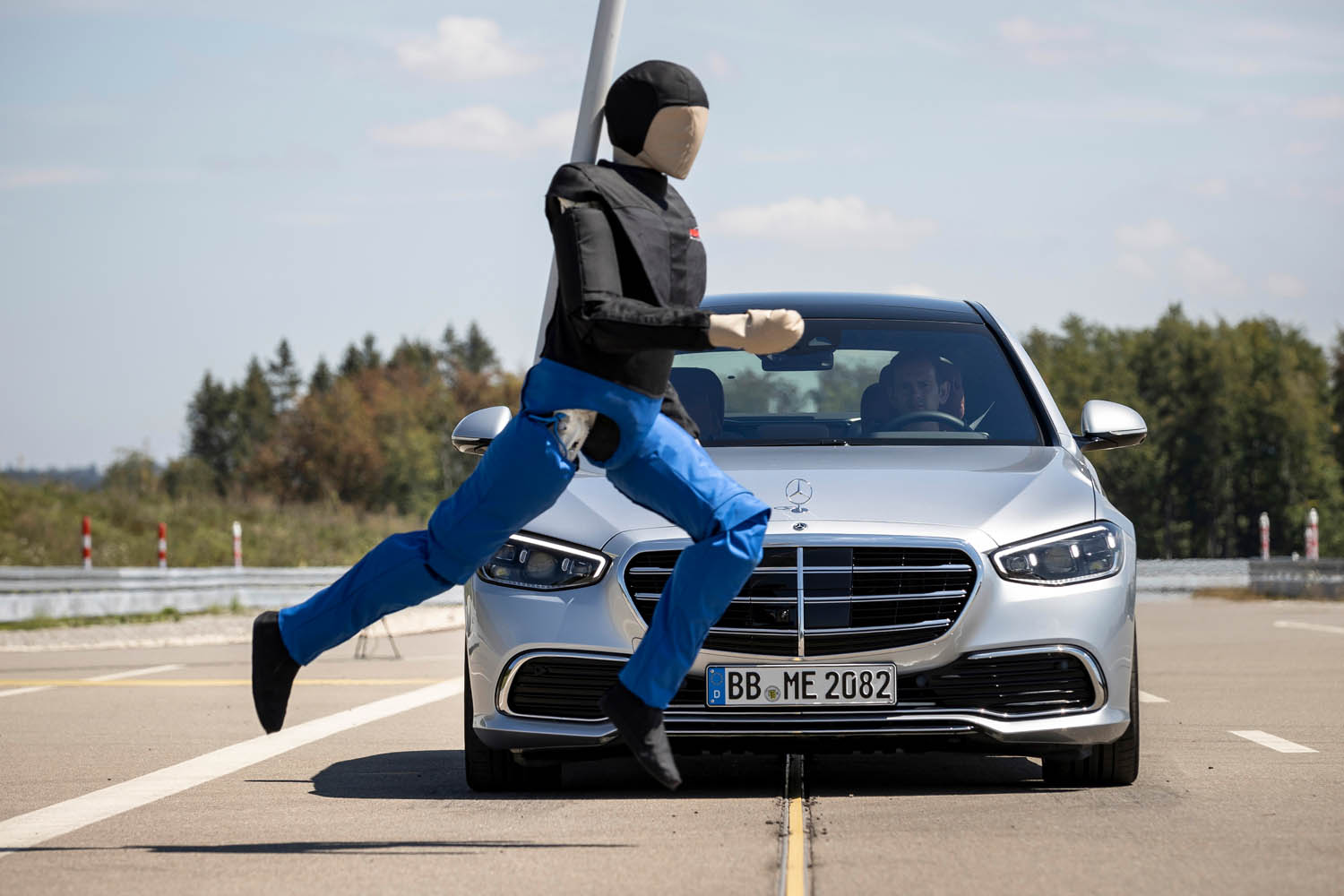 メルセデス・ベンツの考える「プレセーフ」とは？ 事故調査活動と