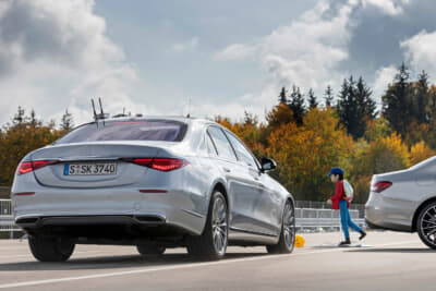 アクティブブレーキアシスト（歩行者／飛び出し／右折時対向検知機能付）は、前走車、自転車、歩行者などとの衝突の危険性を警告。ブレーキ圧の補助や自動ブレーキで衝突回避・被害軽減をサポート